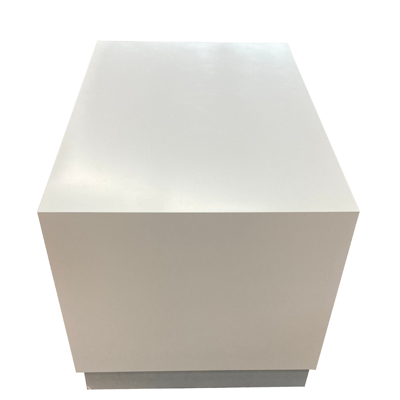 Podest Holz weiß lackiert mit Metallkante